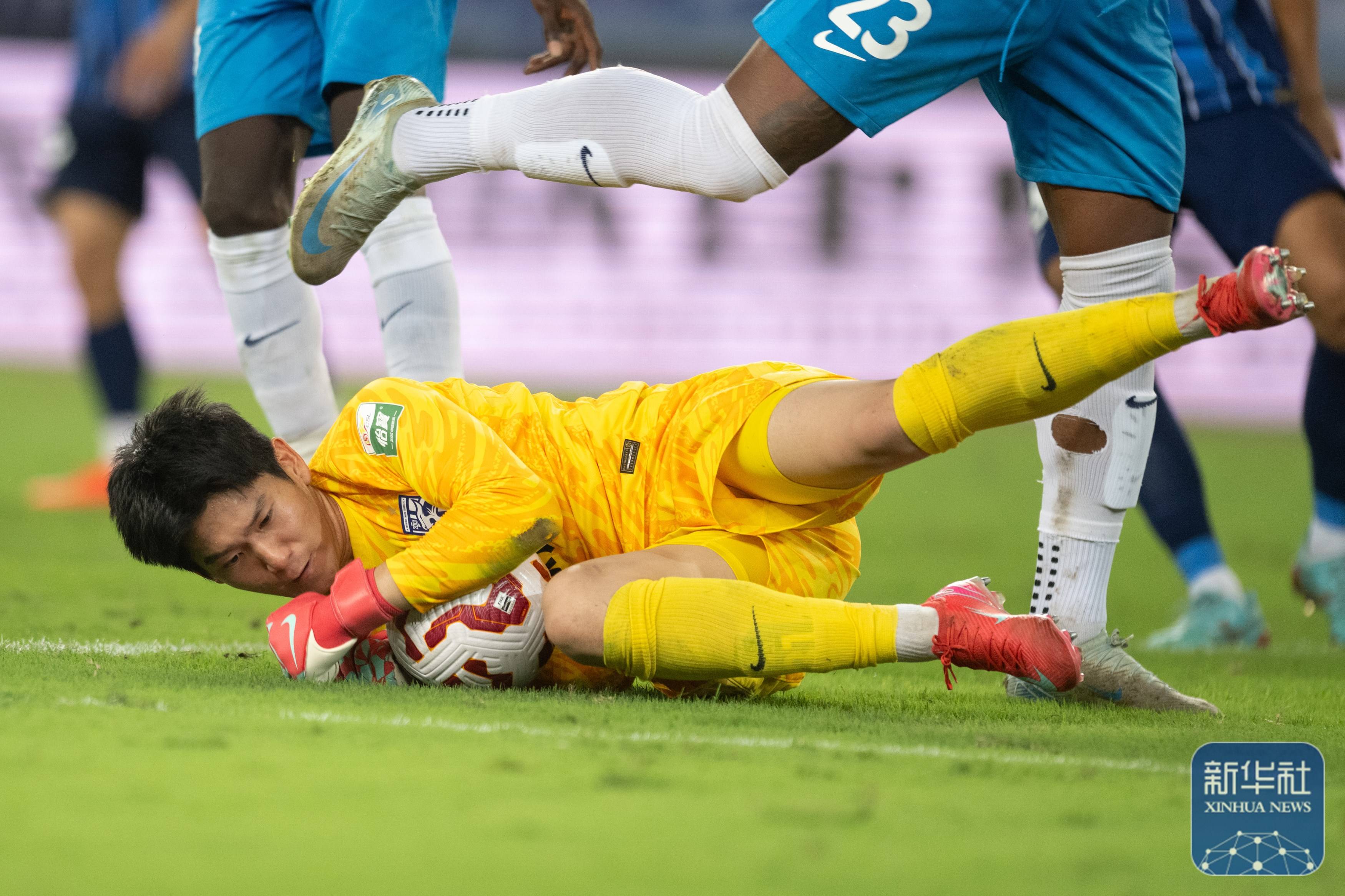 通过边路传 通过边路传